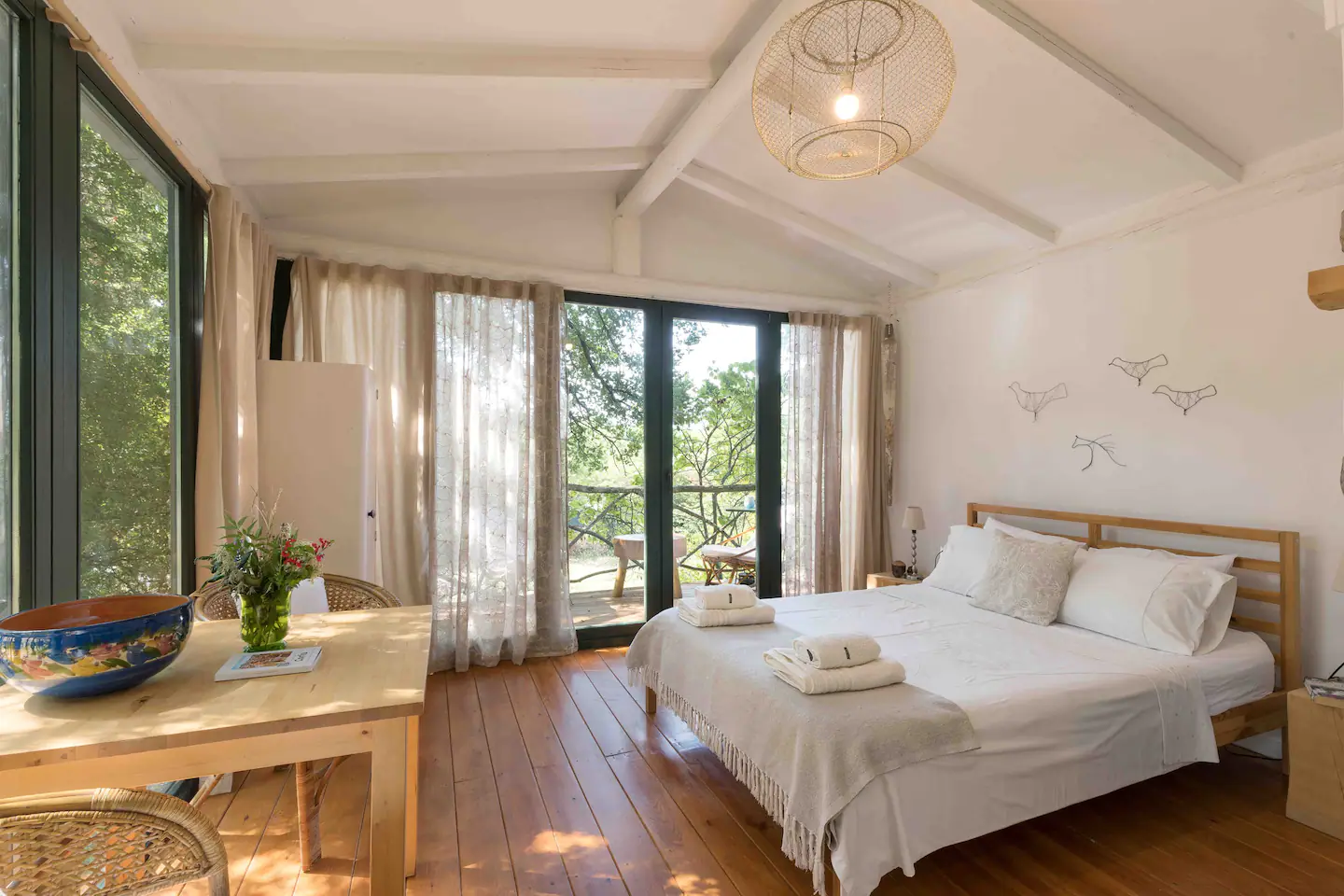 Διαμονές στην ελληνική φύση: 5 νέες επιλογές για φθινοπωρινά ταξίδια με το Airbnb"
