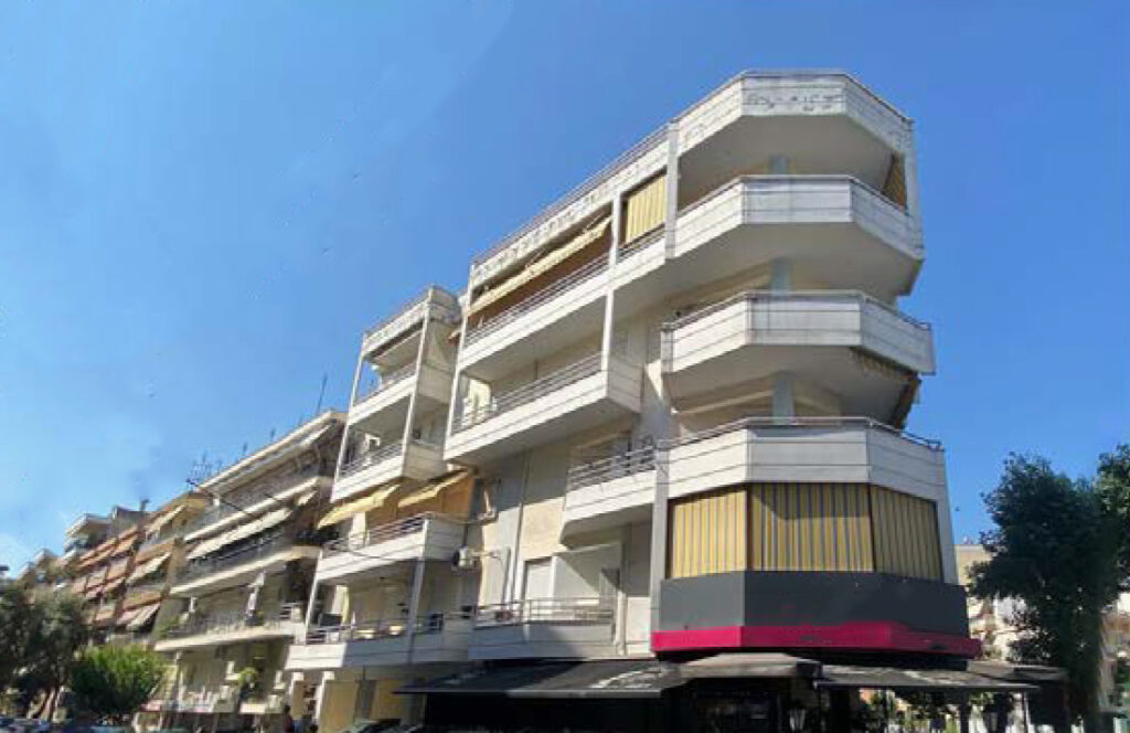 Μία διώροφη μονοκατοικία, μια μεζονέτα και ένα διαμέρισμα προς πώληση στη Θεσσαλονίκη