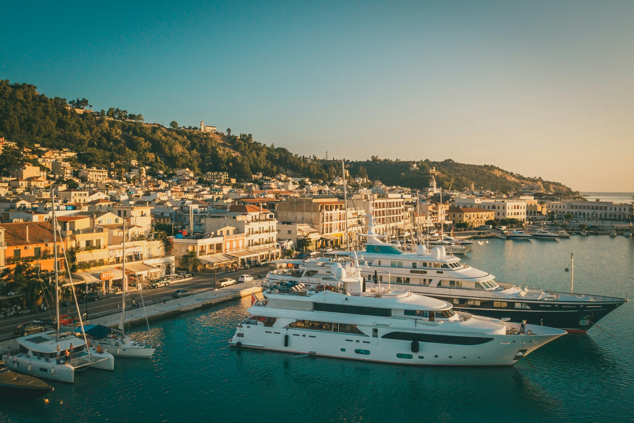 Πόσα ξόδεψαν οι Έλληνες για τα ταξίδια τους στο εξωτερικό και οι ξένοι επισκέπτες στην Ελλάδα το 2023